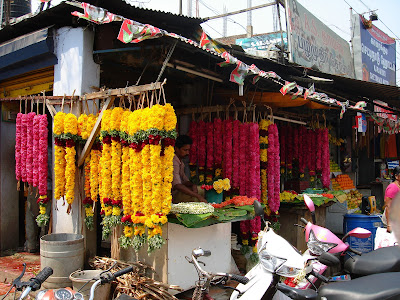 De longs colliers de fleurs colores que l