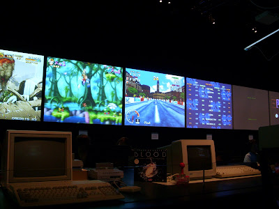 ゲームプレイを中継するモニター群