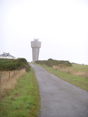 草むらの中の謎の建物