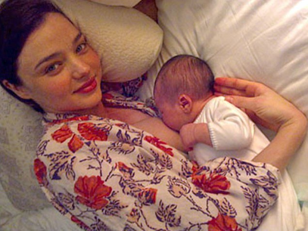 mirand-kerr-breast-feeding-636.jpg