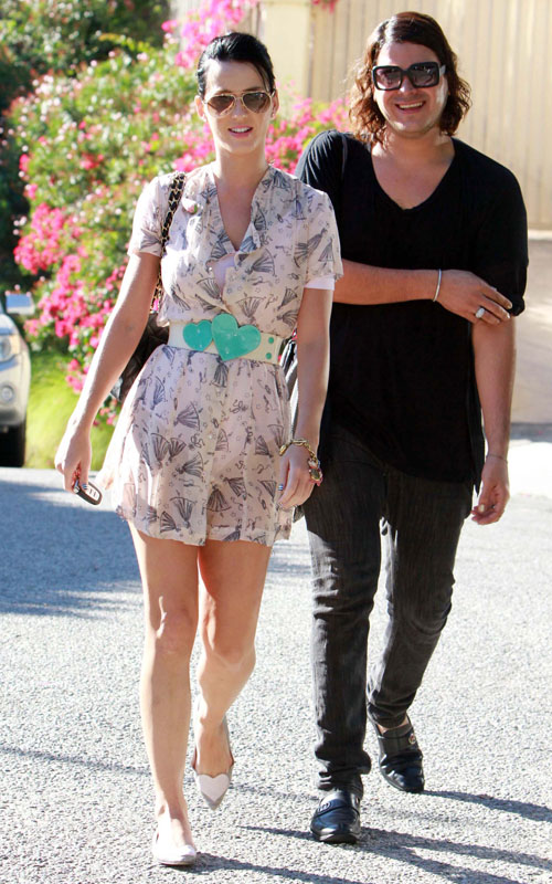 Katy Perry y Russell Brand novios besándose
