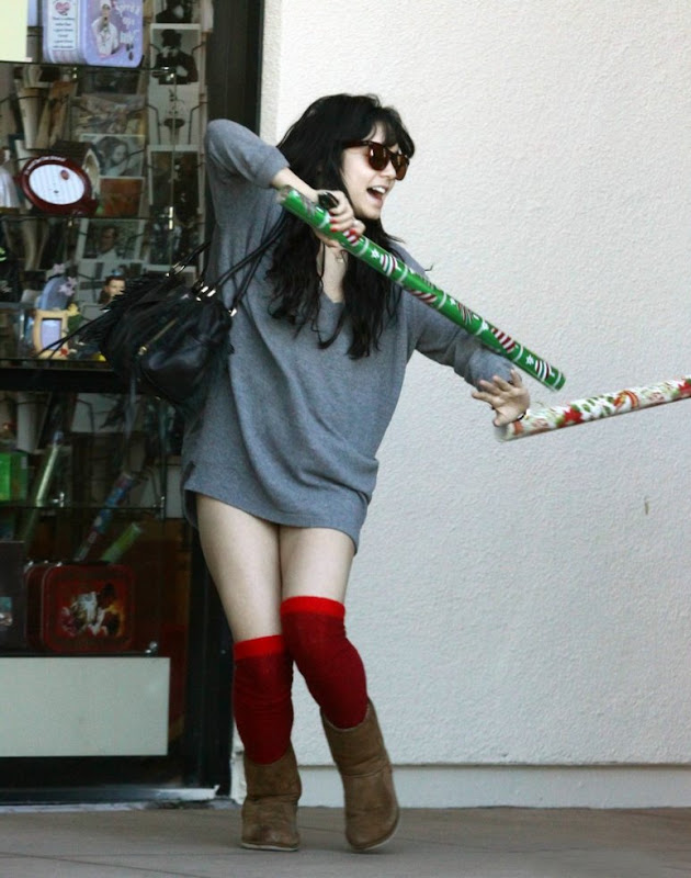 Vanessa Hudgens, cándida en medias rojas