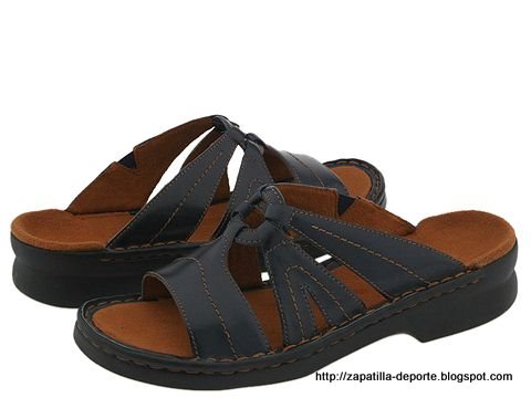 Worn slippers:B695-884472