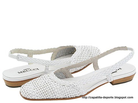 Worn slippers:slippers-884287