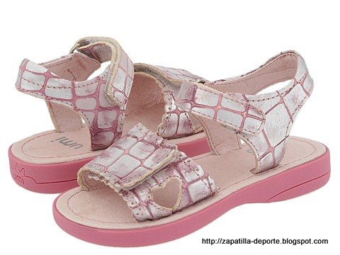 Worn slippers:slippers-884320