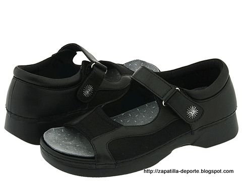 Worn slippers:slippers-884378
