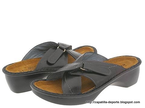 Worn slippers:slippers-886306