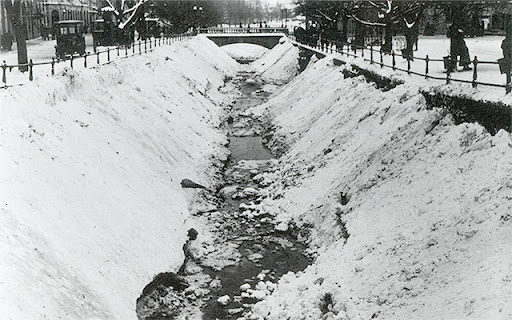 Gammal bild då snöröjarna kört ner snön i Fyrisån vid Fyristorg