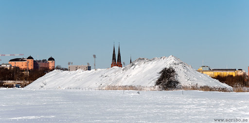 bild på snöhögen på Kungsängen från söder, februari