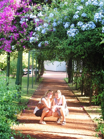 [Buenos - Ingelin and Anna i botanisk hage[2].jpg]