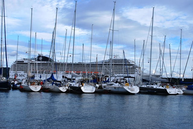 [OsloBG - Dinner at Lille Herbern - Cruiseship leaving Oslo[3].jpg]