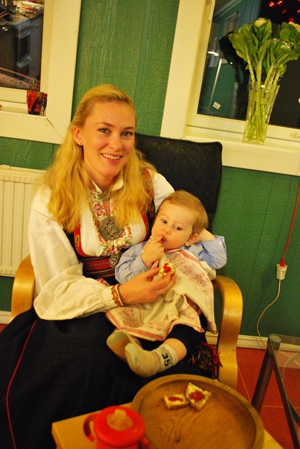 [Ingelin and Leander in Kitchen[7].jpg]