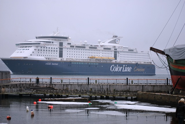 [Cruiseliner in Fog[2].jpg]