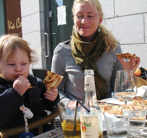 [2011-05-19 Leander and Ingelin at Cafe[4].jpg]