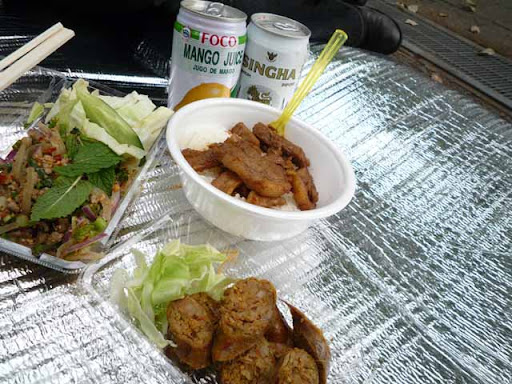 豚肉のバリケチャップ丼 at カフェウブドにラープムー＆イサーンソーセージ at サワディー