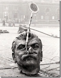 1956_hungarians_stalin_head2