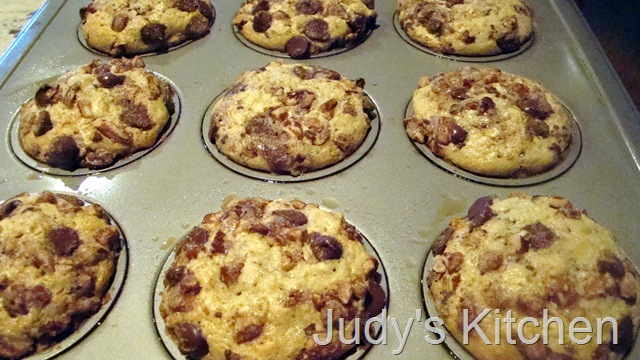 [CC Pecan Streusel Sour Cream Muffins (2)[5].jpg]