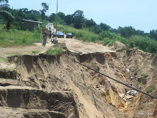  – Une érosion à l'entrée de Zamba Télécom à Kinshasa, 01/02/2011.