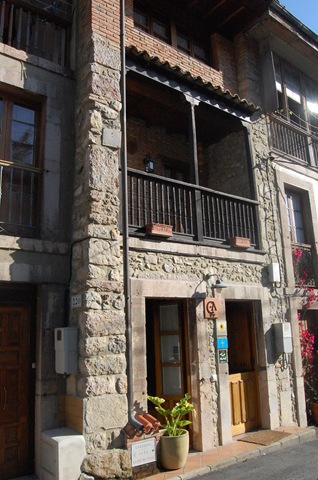 [Asturias 2009 - Cué, casa rural  El Juacu- 001[2].jpg]
