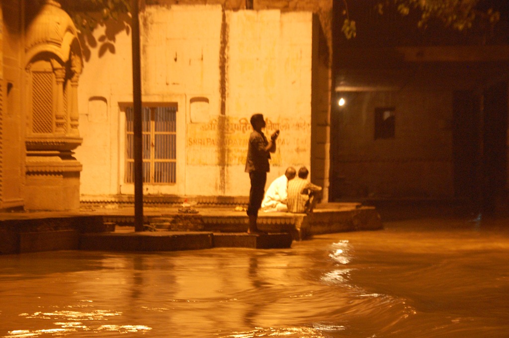 [India 2010 -Varanasi  ,  paseo  nocturno  - 20 de septiembre   13[4].jpg]