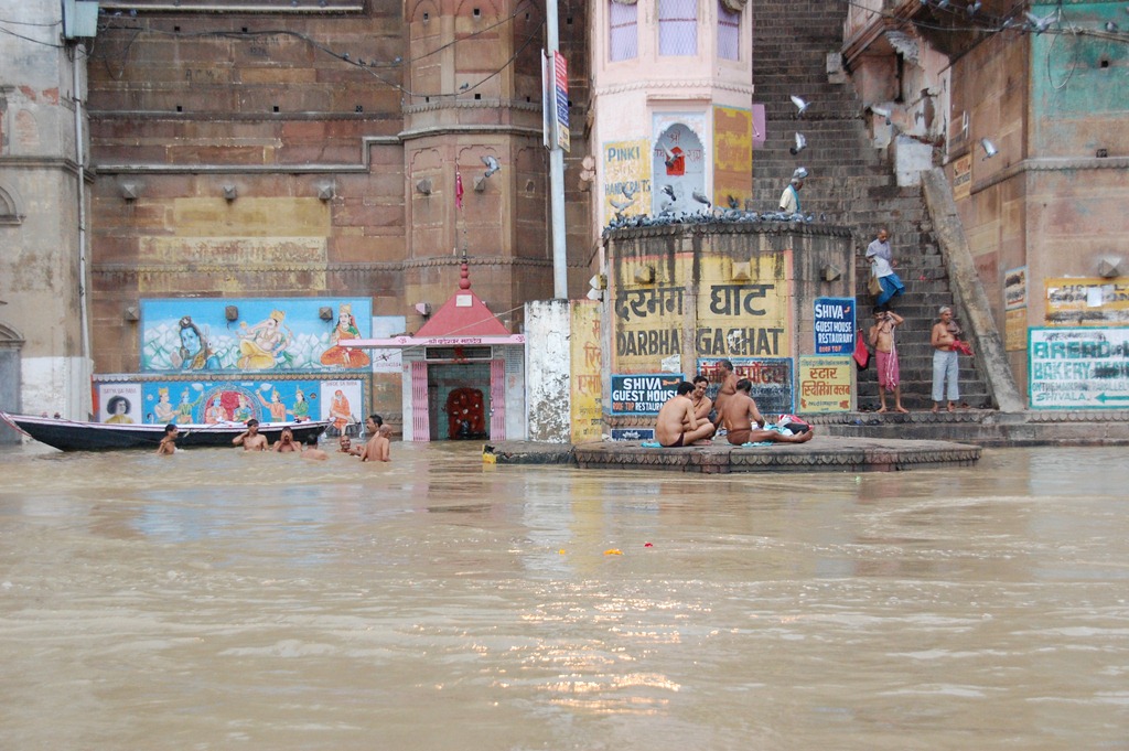 [India 2010 -Varanasi  ,  paseo  en barca por el Ganges  - 21 de septiembre   127[4].jpg]