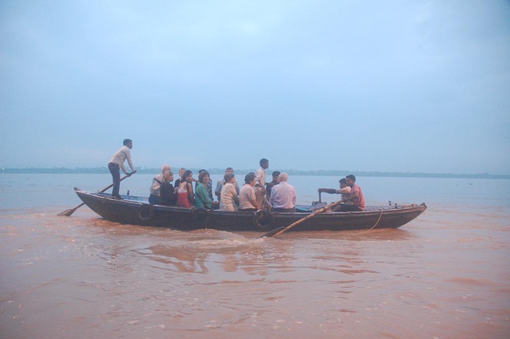 [India 2010 -Varanasi  ,  paseo  en barca por el Ganges  - 21 de septiembre   46[4].jpg]