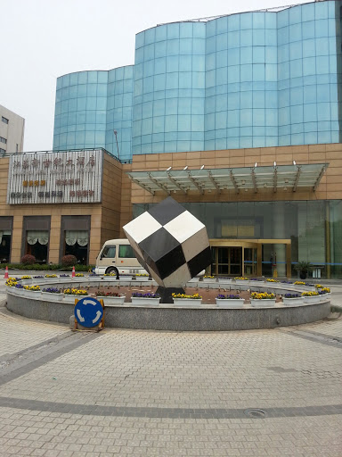 New Ceniure Hotel Cube Sculpture(c)RNK