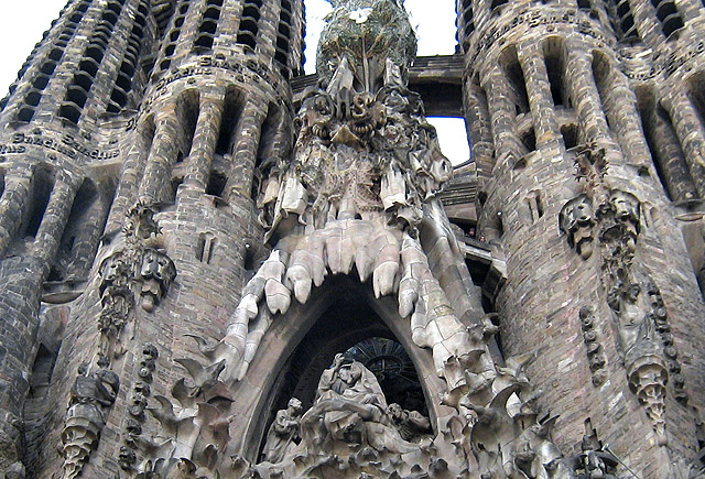 What are some important facts about the architect Antoni Gaudi?
