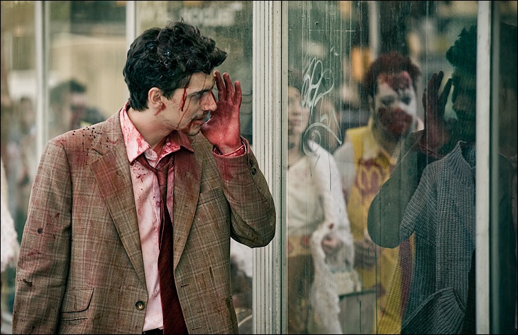 [zombie_08_fixing_mirror_01[4].jpg]