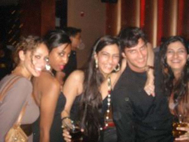 [sonam_kapoor_party_photos2[2].jpg]