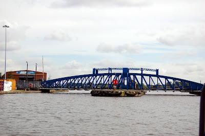 Swing bridge