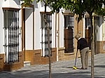 Mujer-barriendo-la-vereda-23956