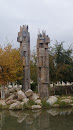 Каменные колонны в парке