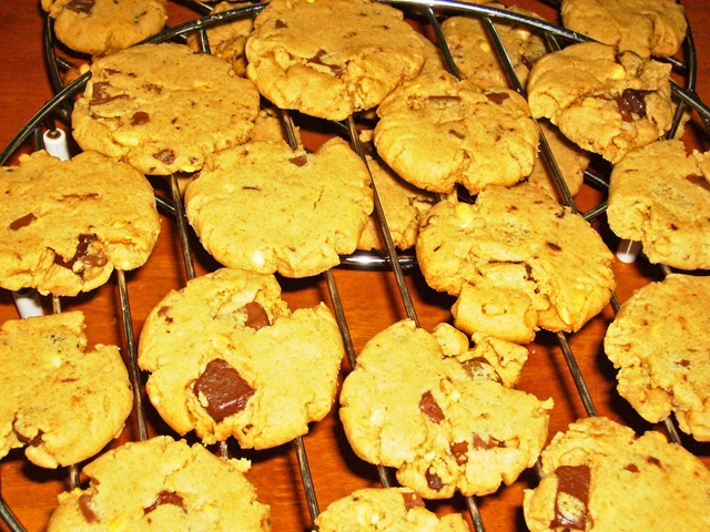 [PeanutButter Chocolate Chunk Cookies8[4].jpg]