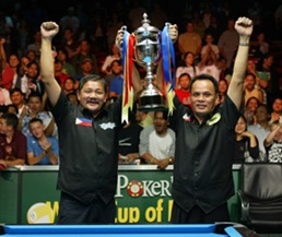 PARTY POKER.COM WORLD CUP OF POOL
THE NEWPORT CENTRE,
NEWPORT,WALES 27/8/02
PIC;LAWRENCE LUSTIG
FINAL
PHILIPPINES(EFREN REYES & FRANCISCO BUSTAMANTE) V USA(RODNEY MORRIS & EARL STRICKLAND)
EFREN REYES & FRANCISCO BUSTAMANTE LIFT THE CUP