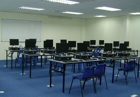 L'UCS - Scuola di studi marittimi - Computer Laboratory
