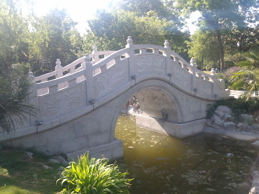 汉白玉石桥