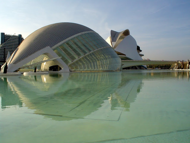 La Ciutat de les Artes i les Cincies: un complejo integrado por varios edificios - L'Hemisfric, El Museu de les Cincies Prncipe Felipe, L'Umbracle, L'Oceanogrfic, Palau de les Arts Reina Sofia DSC04356