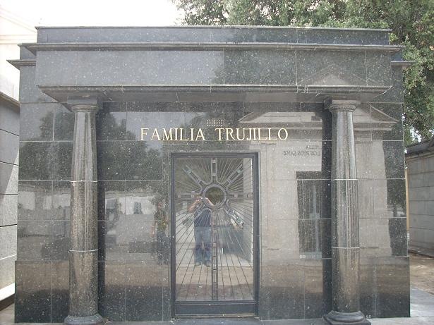 [tumba trujillo 1.jpg]