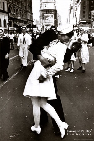 http://lh3.ggpht.com/byCarris/R-KgLUG3tEI/AAAAAAAAANc/bj7dstIZYLY/BAW90001~Beso-en-el-dia-de-San-Valentin-Times-Square-8-de-mayo-1945-Posters%5B3%5D