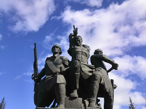 Памятник героям Октябрьской Революции
