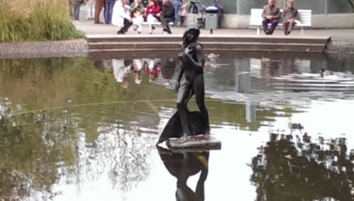 Figur im See, Schlosspark