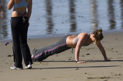 [people-beach-exercising-502454-l[4].jpg]