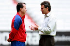 Néstor de la Torre platicando con Efraín Flores en entrenamiento