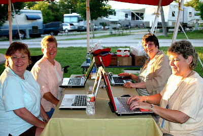 RV-Dreams.com members at the rally get online in the chatroom