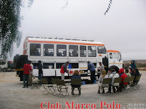 Comiendo en carretera junto al autobús todo terreno