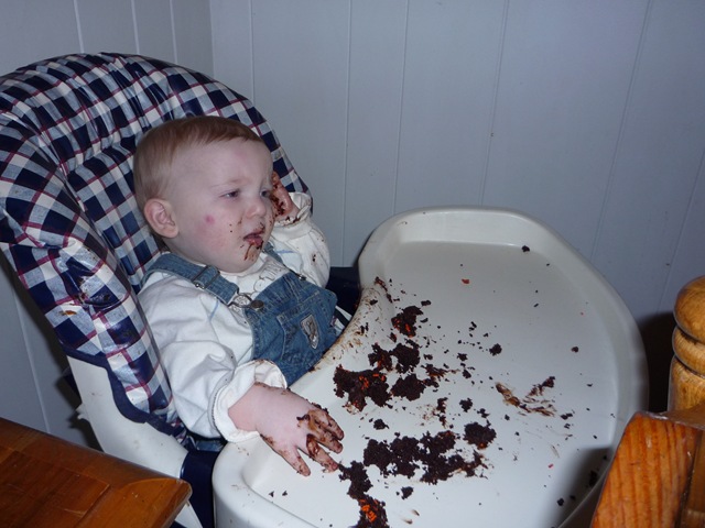 [EatingCupcake3[4].jpg]