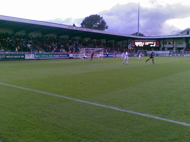 Rushden defend.
