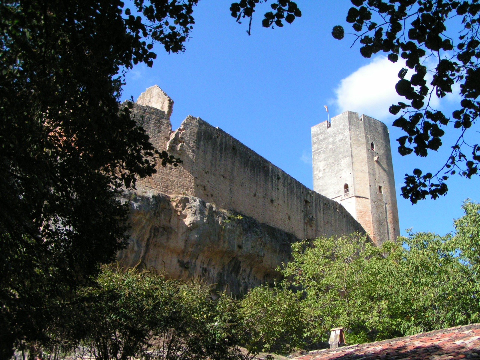 [Château_de_Gavaudun_vue_du_bas[6].jpg]