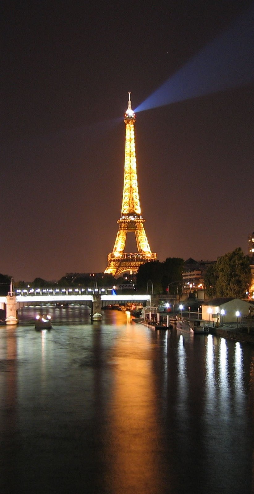 [Eiffel_tower_and_the_seine_at_night[3].jpg]